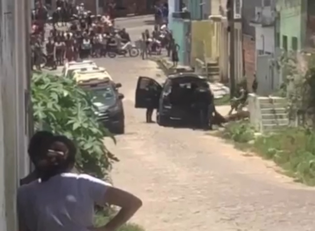 Em uma troca de tiros em Santana do Ipanema, um suspeito de tráfico de drogas morreu após a polícia militar responder a injusta agressão.
