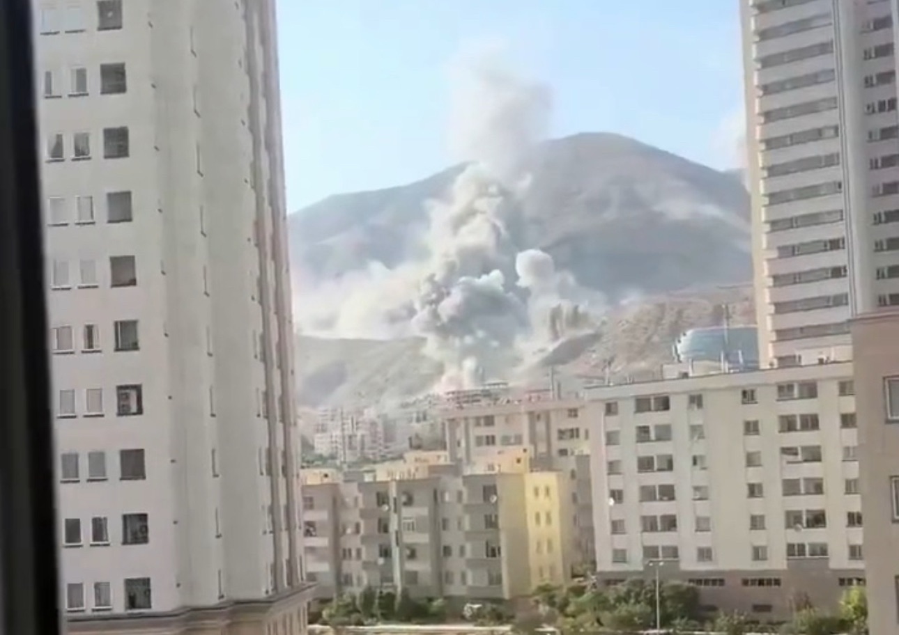 VÍDEO MOSTRA ATAQUE MASSIVO DE ISRAEL CONTRA MONTANHAS PRÓXIMAS A TEERÃ, ALVO PODE ESCONDER INSTALAÇÃO ESTRATÉGICA DO REGIME IRANIANO