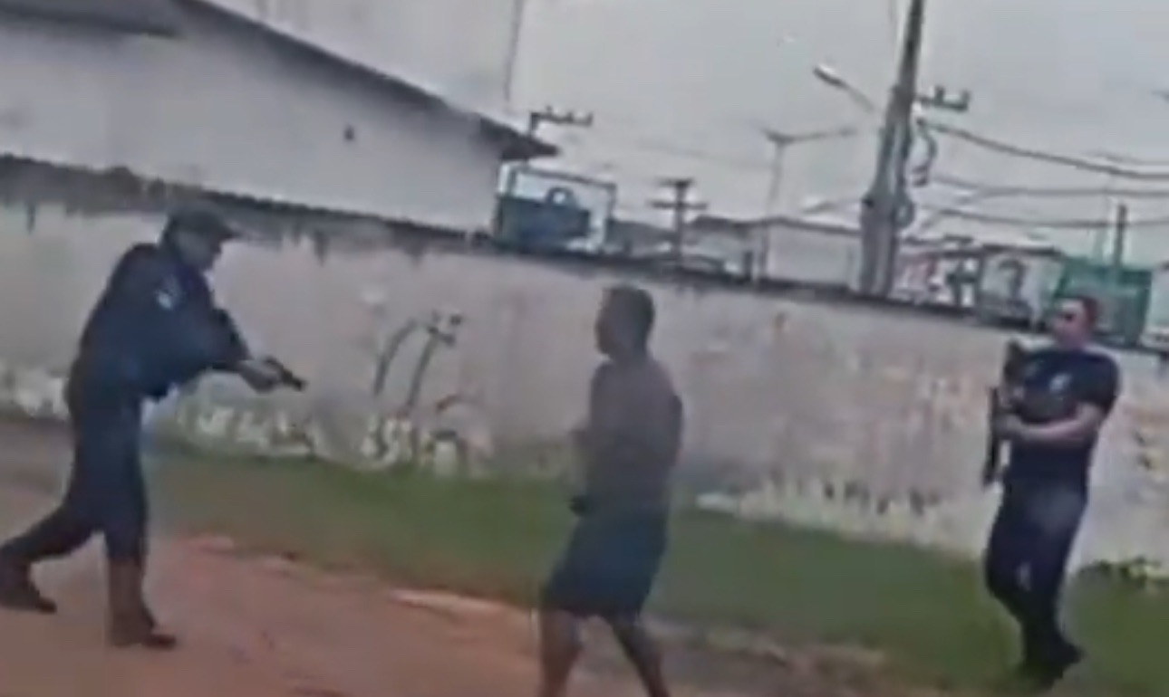 VÍDEO: HOMEM EM FÚRIA AVANÇA CONTRA GCMs, IGNORA BALAS DE BORRACHA E É ALVEJADO POR TIROS DE ARMA DE FOGO
