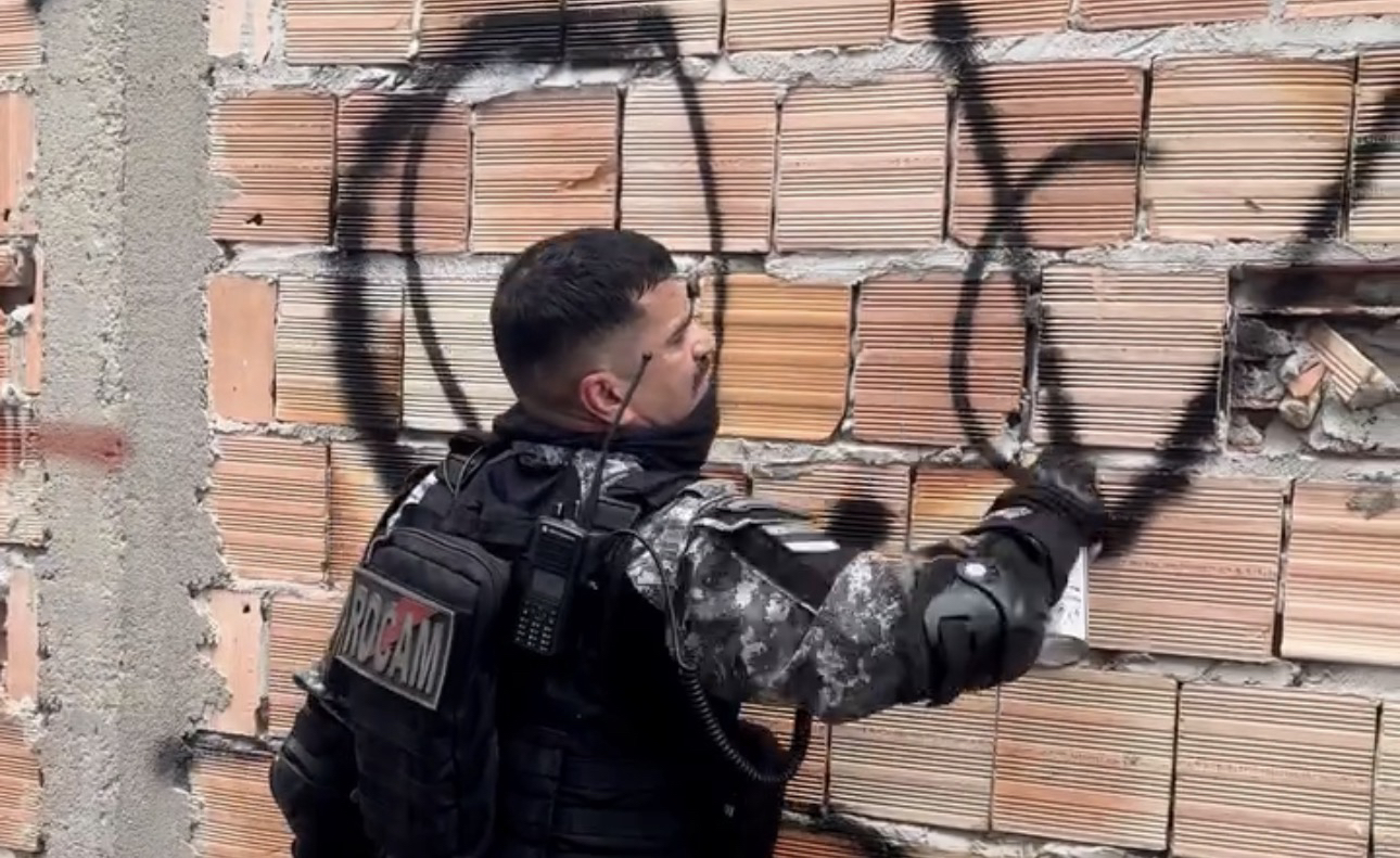 SARGENTO DA POLÍCIA MILITAR DESAFIA FACÇÕES, APAGA NOMES DO CRIME E MARCA TERRITÓRIO COM O NOME DA ROCAM NO COMBATE À CRIMINALIDADE