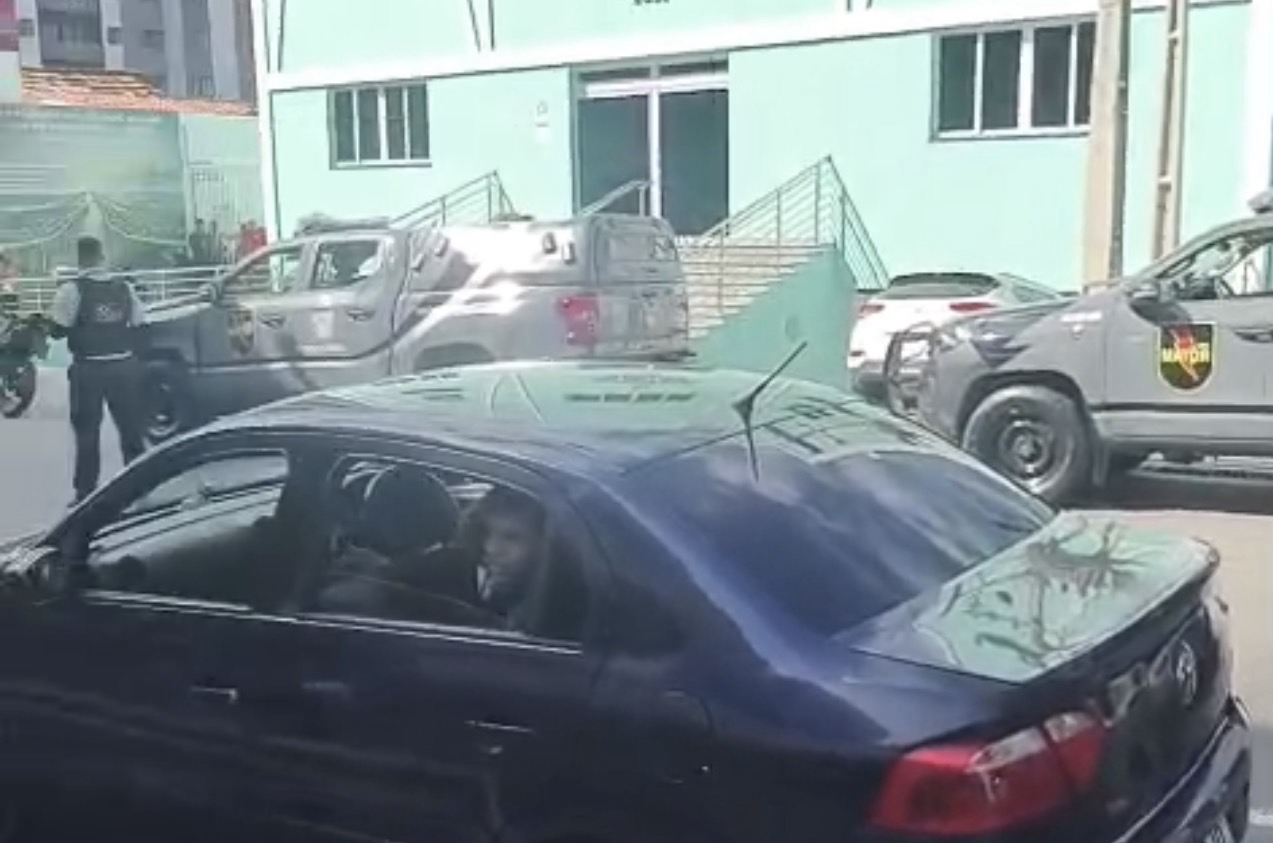 VÍDEO: TROTE SOBRE ASSALTO COM REFÉM PRÓXIMO AO CENTRO DE MACEIÓ MOBILIZA POLÍCIA