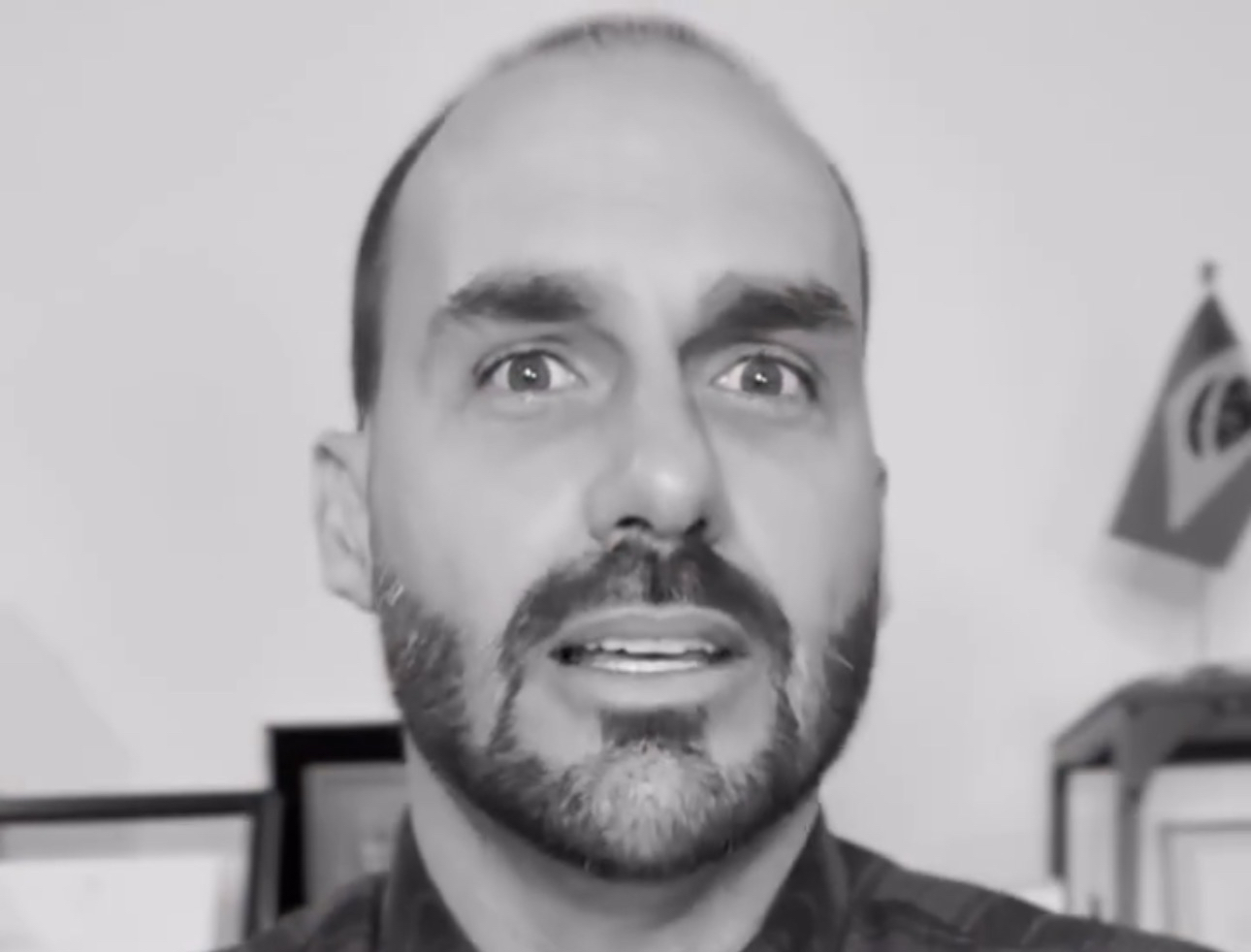 Cassaram meu mandato, mas isso é medalha de honra”, diz Eduardo Bolsonaro após decisão