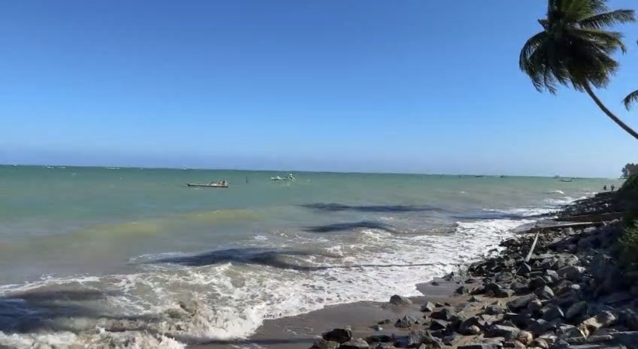 Corpo é localizado boiando no mar da praia de Ipioca e resgatado por equipe de resgate