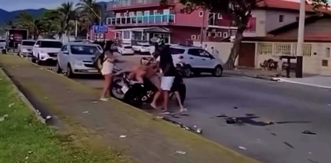 VÍDEO: COVARDIA EM VIA PÚBLICA: MULHER É AGREDIDA PELO MARIDO ATÉ DESMAIAR