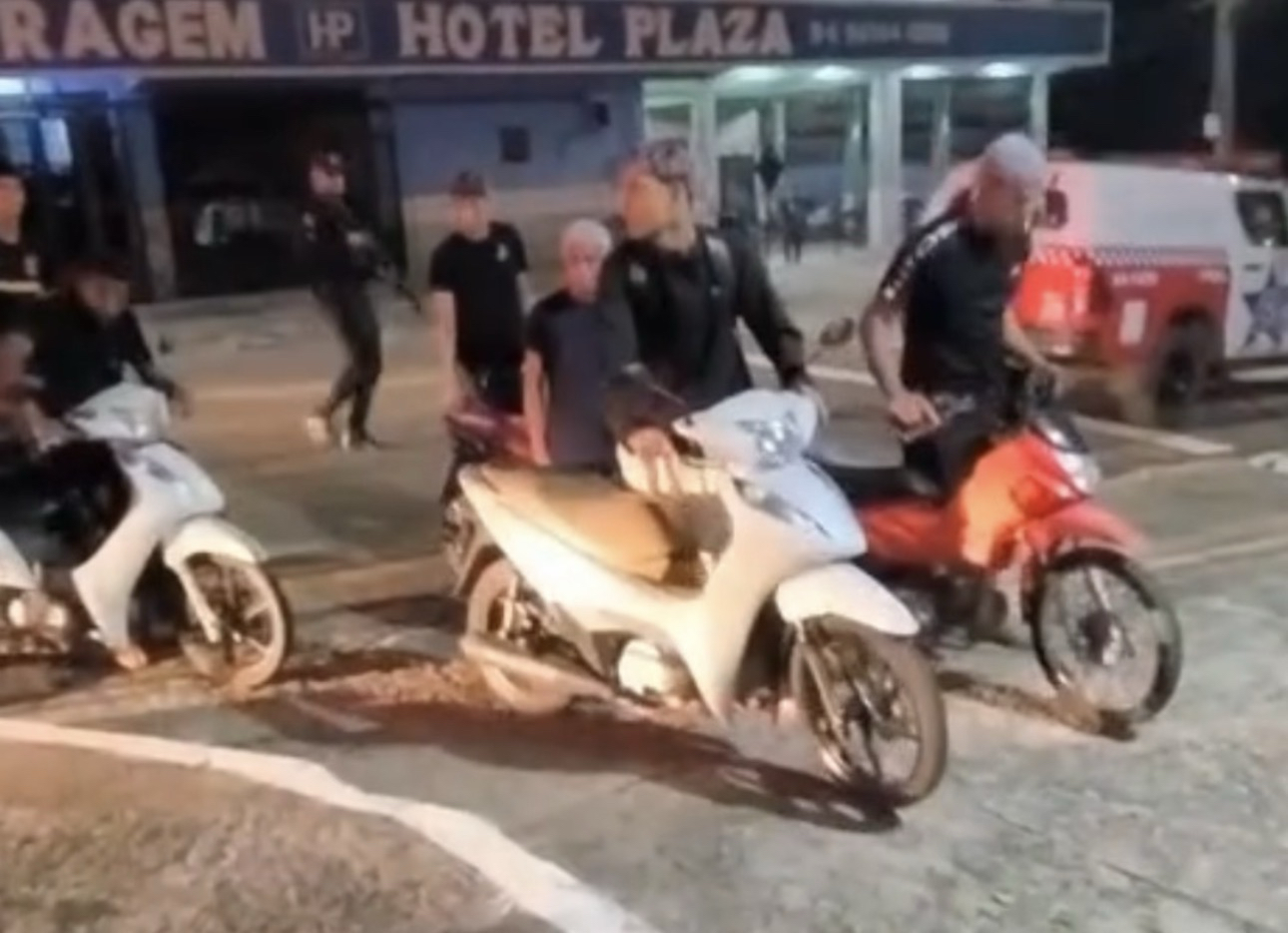 VÍDEO; JOVENS SÃO OBRIGADOS A LEVAR MOTOCICLETAS A PÉ ATÉ DEPÓSITO DA PM APÓS ARRUAÇA EM VIA PUBLICA