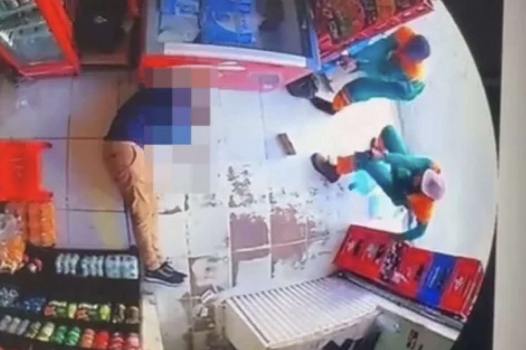 VÍDEO MOSTRA MOMENTO EM QUE HOMEM TENTA FUGIR, MAS É MORTO A TIROS DENTRO DE DEPÓSITO EM MACEIÓ