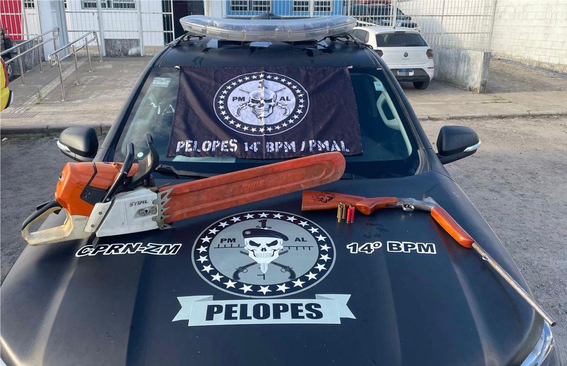 PM APREENDE MOTOSSERRA E ESPINGARDA DURANTE SUSPEITA DE CRIME AMBIENTAL