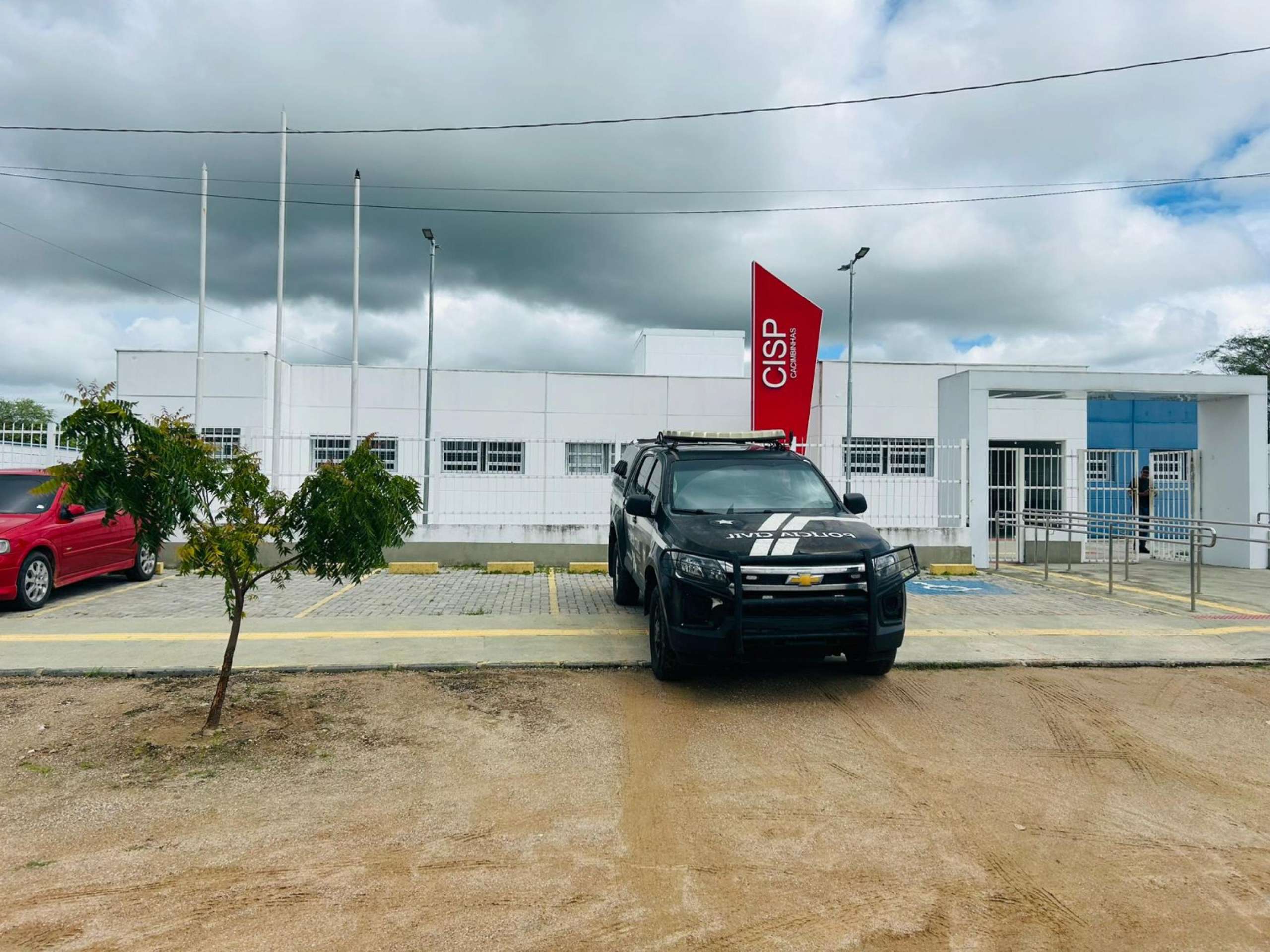 HOMEM É CONDUZIDO À DELEGACIA APÓS SER FLAGRADO COM ARMA DE CHUMBINHO EM CACIMBINHAS