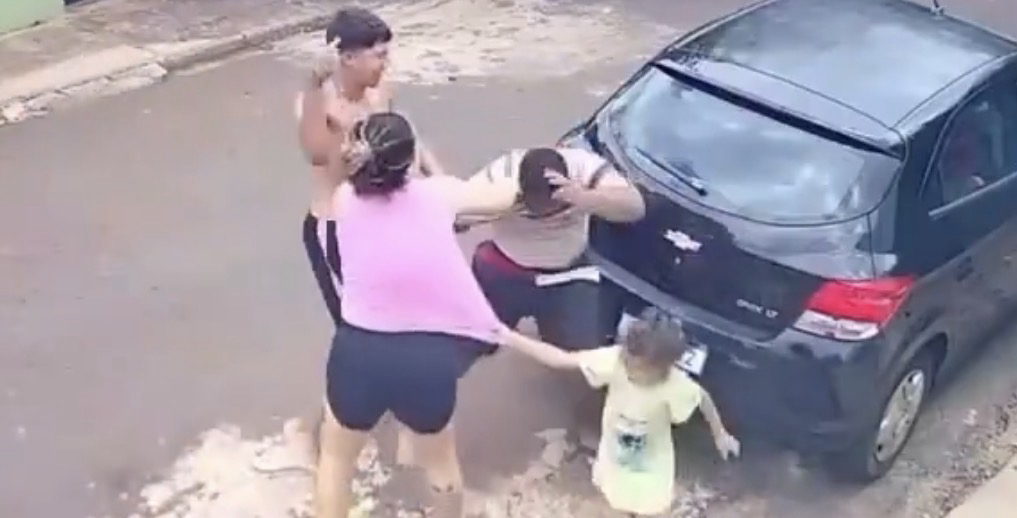 VÍDEO: FILHO CORAJOSO ENFRENTA O PRÓPRIO PAI E SALVA A MÃE DE AGRESSÕES DURANTE CENA CHOCANTE REGISTRADA POR CÂMERAS