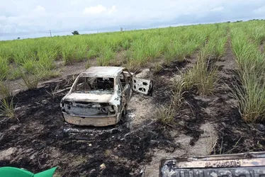 CARRO DE IDOSO DESAPARECIDO É ENCONTRADO TOTALMENTE QUEIMADO EM ÁREA DE MATA EM RIO LARGO