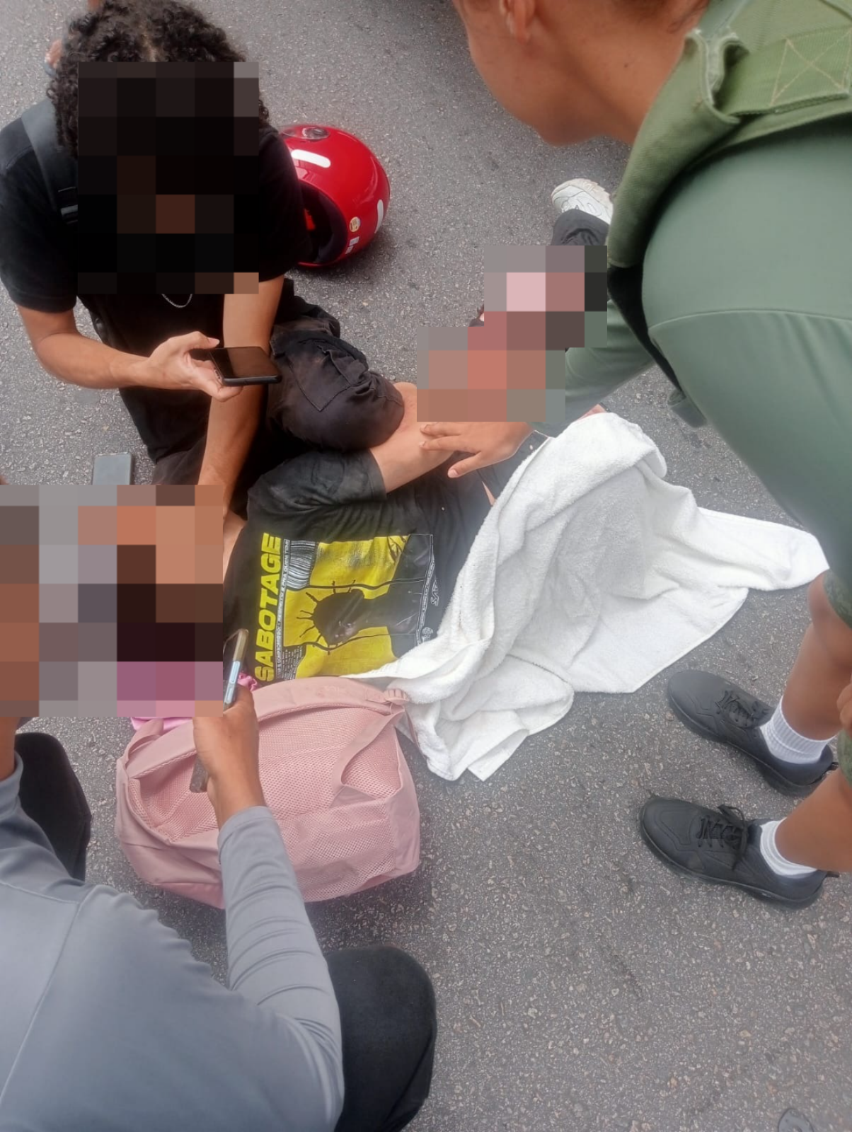 JOVEM DE 19 ANOS FICA FERIDA APÓS COLISÃO ENTRE MOTO E MICROÔNIBUS