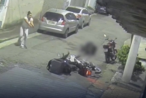 POLICIAL MILITAR DE FOLGA REAGE A ASSALTO E MATA DOIS CRIMINOSOS