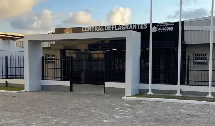 FALSO POLICIAL CIVIL AMEAÇA CLIENTES, É DESMASCARADO E PRESO COM DROGAS EM MACEIÓ