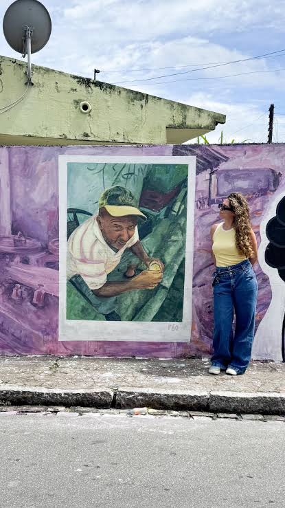 DE MACAXEIRA À ARTE: VENDEDOR TRADICIONAL DO JACINTINHO GANHA MURAL E EMOCIONA COMUNIDADE