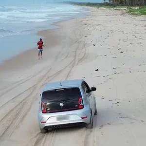 CARRO NA AREIA DÁ MULTA SALGADA: MOTORISTA É IDENTIFICADO E PENALIZADO EM R$ 15 MIL NA PRAIA DO FRANCÊS