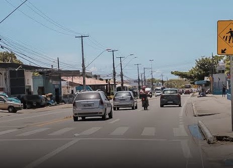 CAÇADA TERMINA EM PRISÃO: SUSPEITO DE FURTOS É ENCONTRADO ESCONDIDO EM LOJA DE VEÍCULOS EM MACEIÓ