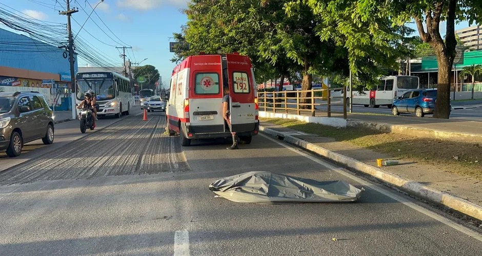 TRAGÉDIA NA FERNANDES LIMA: MOTOCICLISTA MORRE APÓS COLISÃO COM CARRO DURANTE DESVIO EM OBRA
