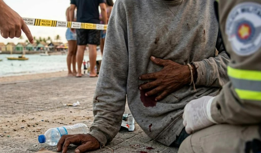 VIOLÊNCIA NA PAJUÇARA: HOMEM EM SITUAÇÃO DE RUA É ESFAQUEADO APÓS DISCUSSÃO EM FEIRINHA DE ARTESANATO