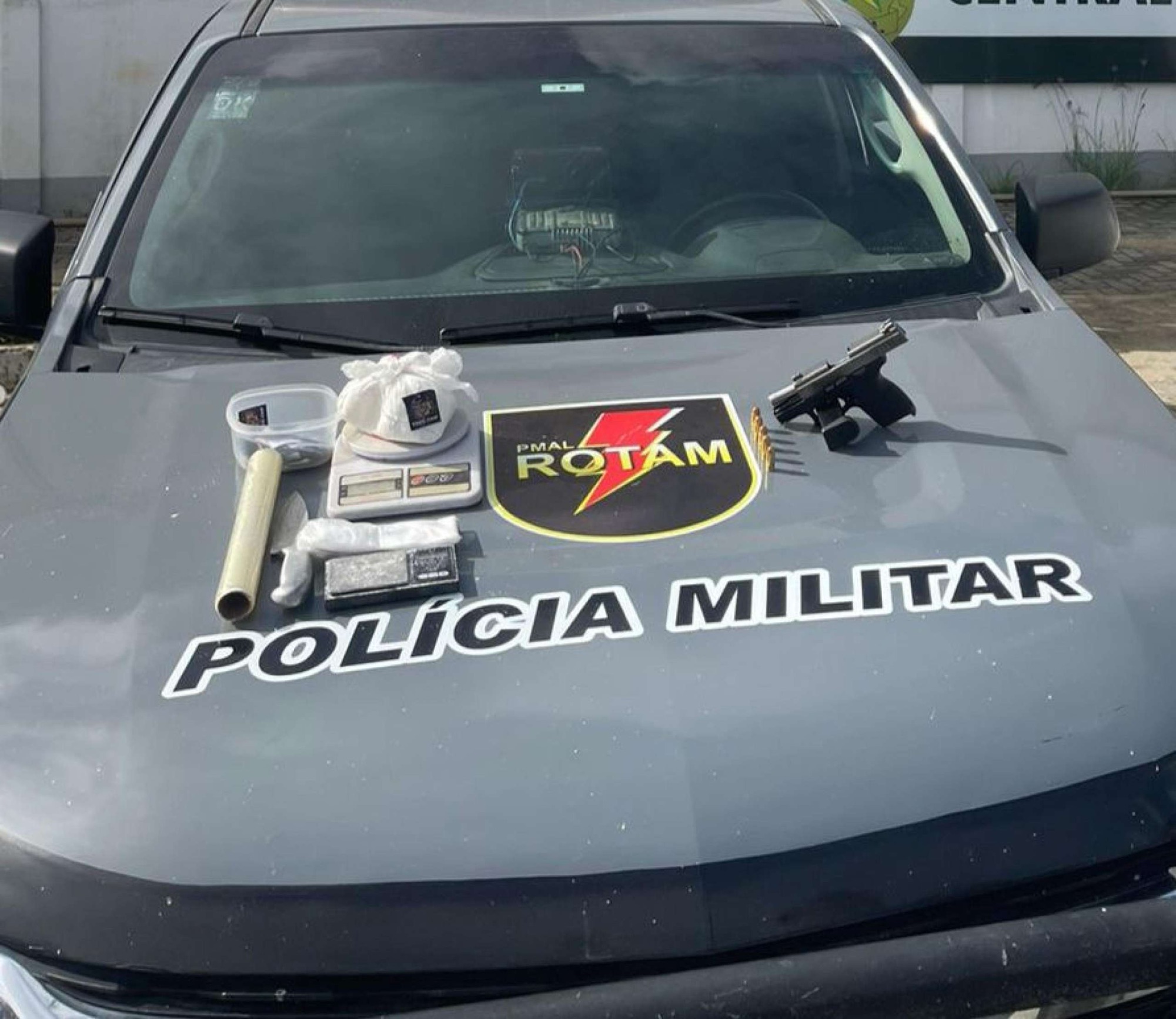 QUEDA DO TRÁFICO: PM PRENDE “COSTELA” E ESTOURA BOCA DE FUMO NO SALVADOR LYRA