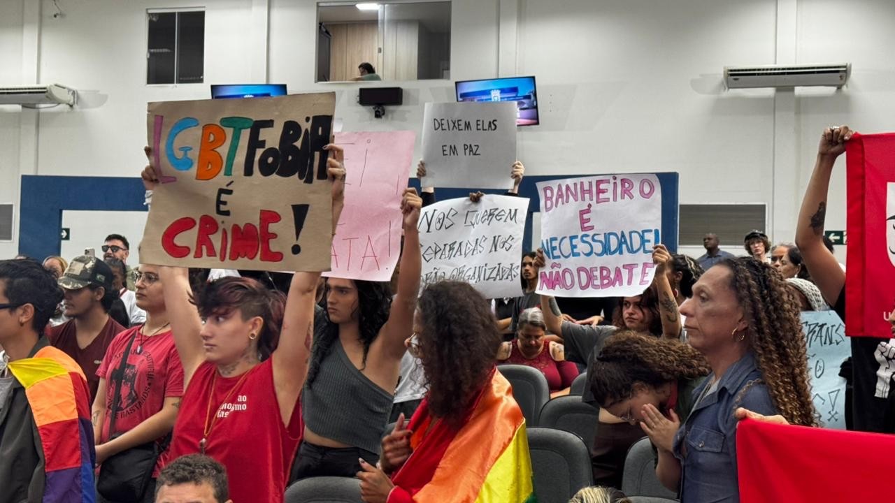 PROTESTOS TOMAM AS RUAS: COMUNIDADE TRANS REAGE A LEI SOBRE USO DE BANHEIROS EM CAMPO GRANDE