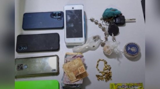 POLÍCIA DESMONTA PONTO DE TRÁFICO NA ORLA DE MACEIÓ E PRENDE DUPLA EM FLAGRANTE