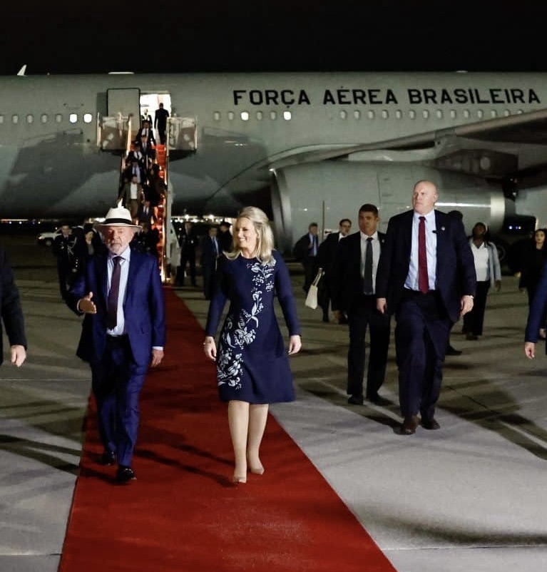 LULA É RECEBIDO COM TAPETE VERMELHO NOS ESTADOS UNIDOS E REFORÇA RELAÇÕES ENTRE BRASIL E EUA