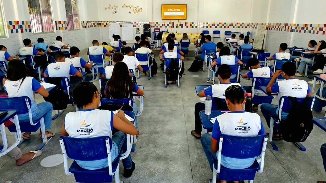 Plenarinho aplica redações para 4700 estudantes de escolas de Maceió
