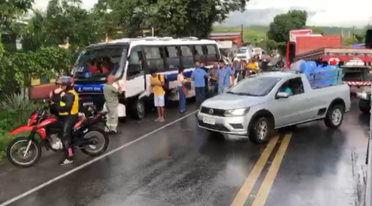 COLISÃO VIOLENTA ENTRE CARRETA E VAN DESTRÓI VEÍCULOS E CAUSA CAOS NO TRÂNSITO DA BR-316 EM SATUBA