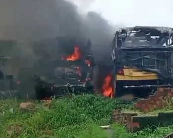 INCÊNDIO DESTRÓI ÔNIBUS DA PREFEITURA DE BOCA DA MATA E ASSUSTA MORADORES