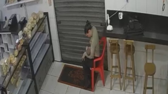 EM MEIO AO CAOS, AGENTE DE TRÂNSITO AMAMENTA BEBÊ DURANTE OCORRÊNCIA DE VIOLÊNCIA DOMÉSTICA EM ALAGOAS
