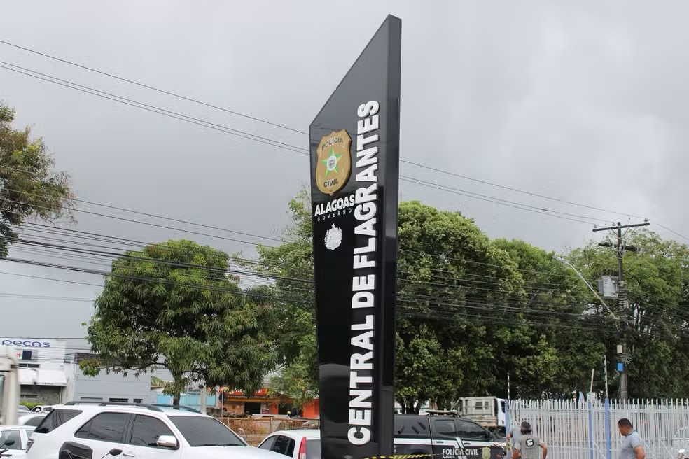 FILHA É PRESA APÓS SURTO E SUSPEITA DE AGREDIR A PRÓPRIA MÃE NO TABULEIRO DO MARTINS