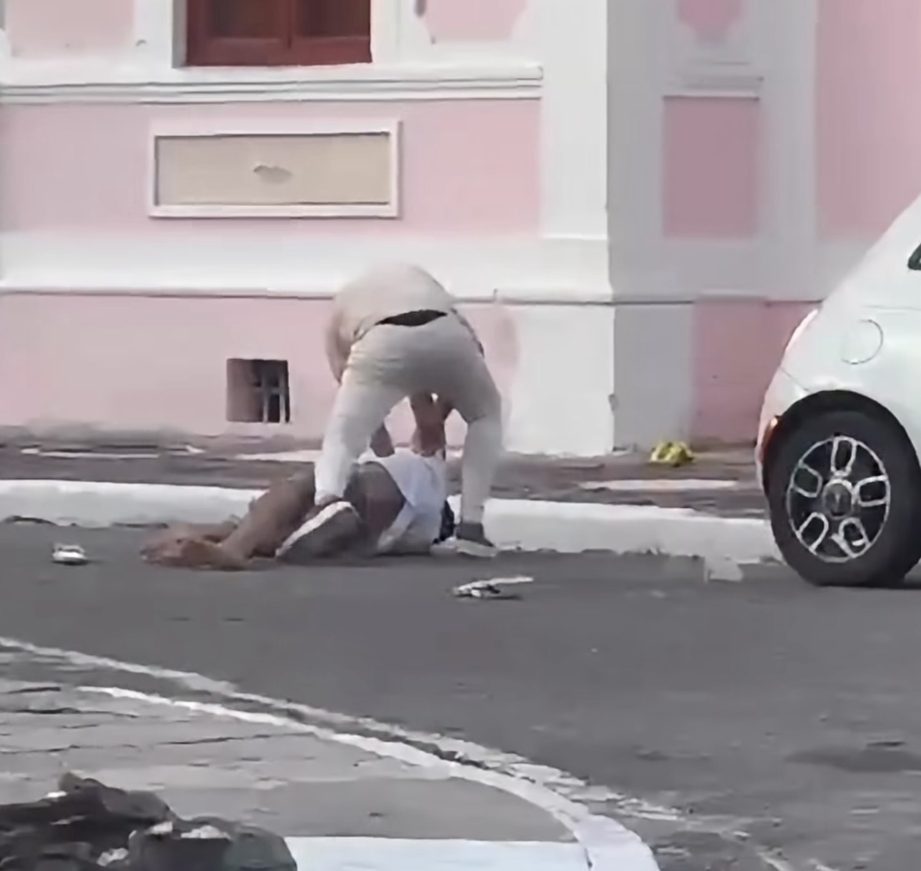 BRIGA GENERALIZADA APÓS SHOW NO JARAGUÁ TERMINA COM HOMEM AGREDIDO NO CHÃO EM MACEIÓ