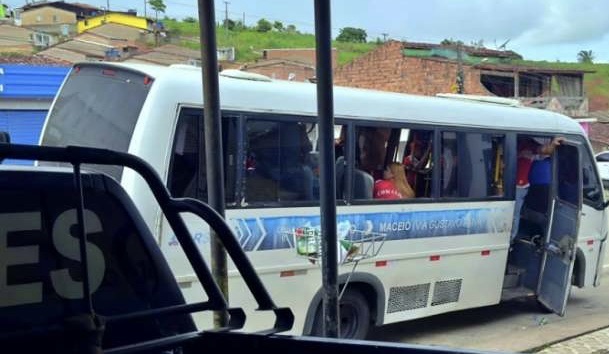 ÔNIBUS COM TORCEDORES DO CRB É ALVO DE ATAQUE COM BOMBA NA BR-101; TORCEDOR FICA FERIDO E É LEVADO AO HGE