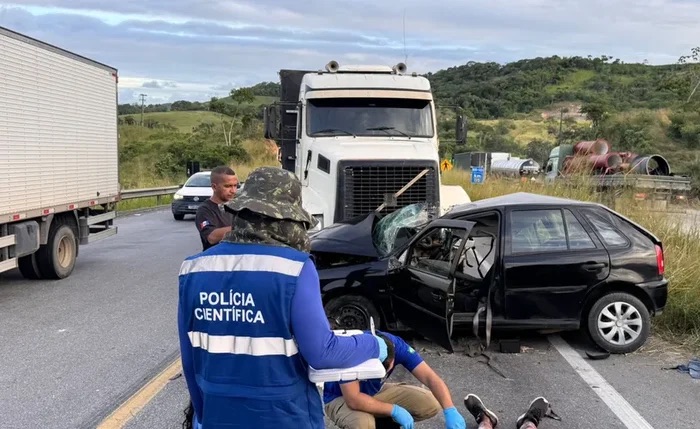 IDOSO MORRE APÓS CARRO FICAR COMPLETAMENTE DESTRUÍDO EM GRAVE ACIDENTE NA BR-101, EM PILAR