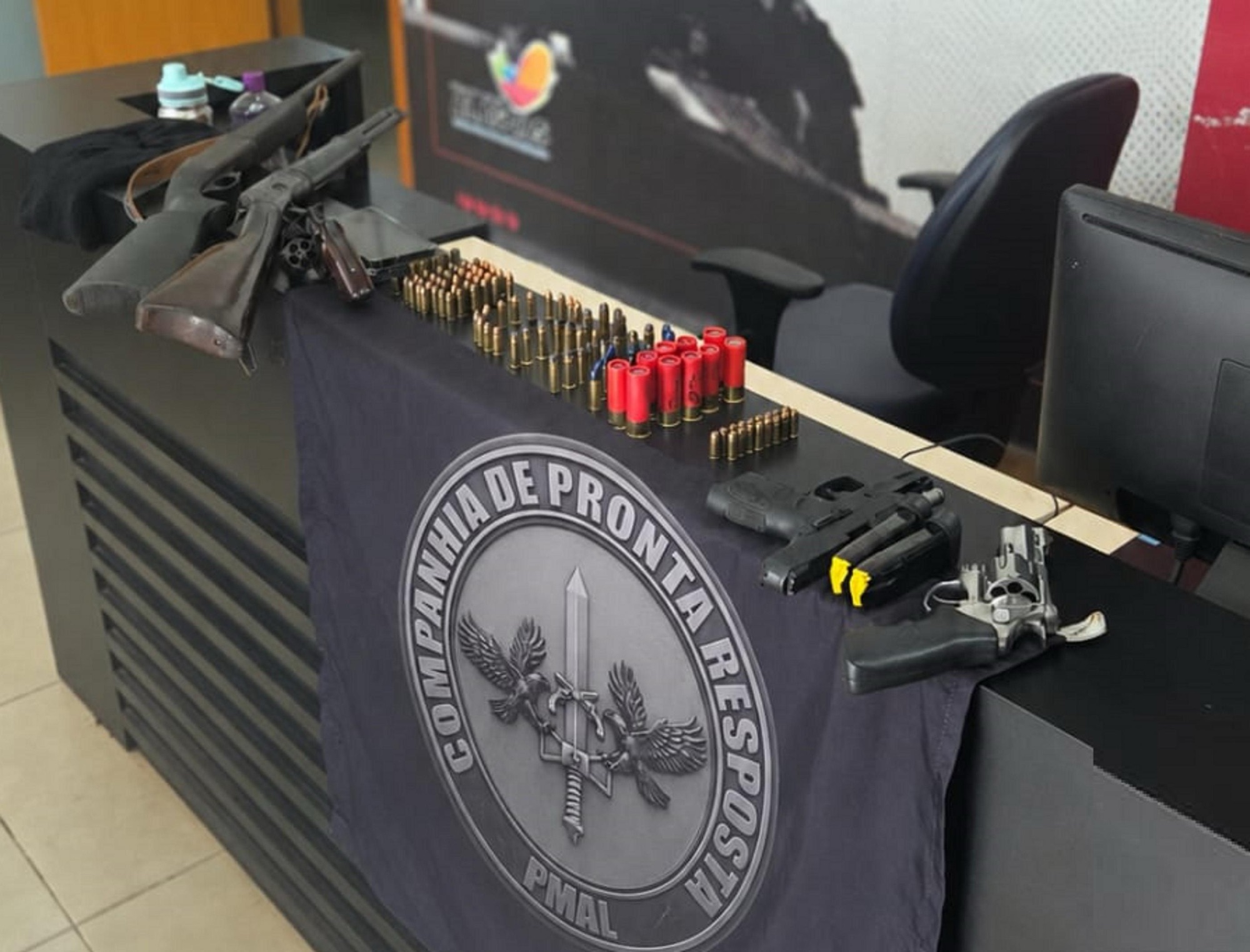 PMAL APREENDE VERDADEIRO ARSENAL EM FAZENDA NO INTERIOR DE ALAGOAS E PRENDE SUSPEITO COM ANTECEDENTES CRIMINAIS