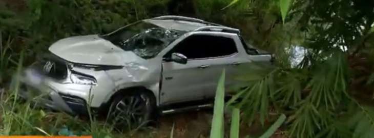 CAMINHONETE PERDE CONTROLE, INVADE CALÇADA E TOMBA ÀS MARGENS DE CÓRREGO EM MACEIÓ
