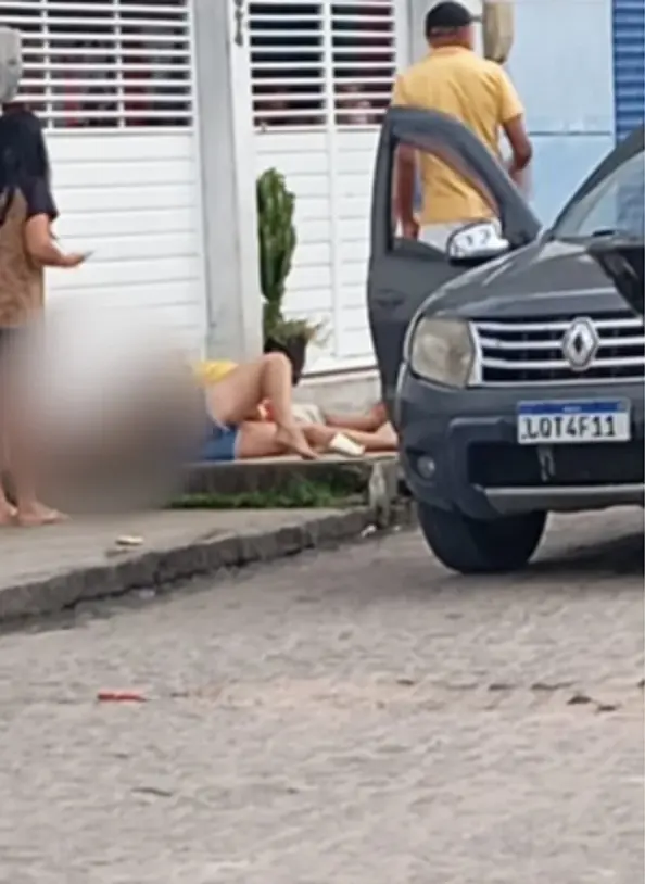 Homem esfaqueia a ex em via pública e tenta cortar pescoço