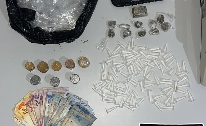 DUPLA É PRESA COM COCAÍNA, MACONHA E DINHEIRO DURANTE AÇÃO DA PM EM ARAPIRACA