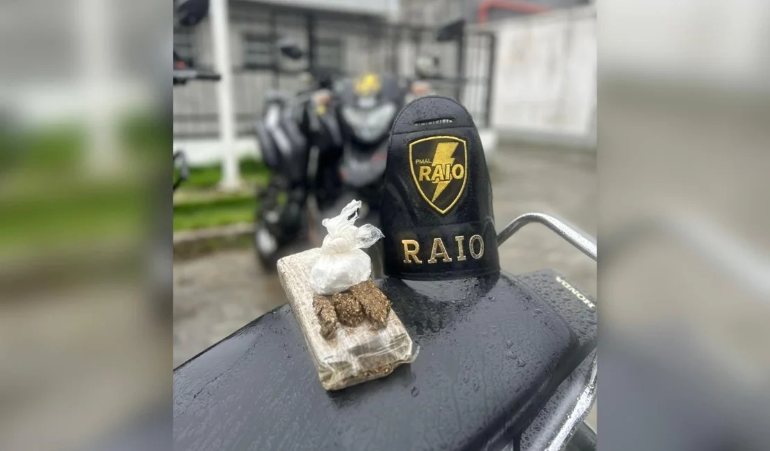 Dupla é flagrada com drogas durante abordagem da PM