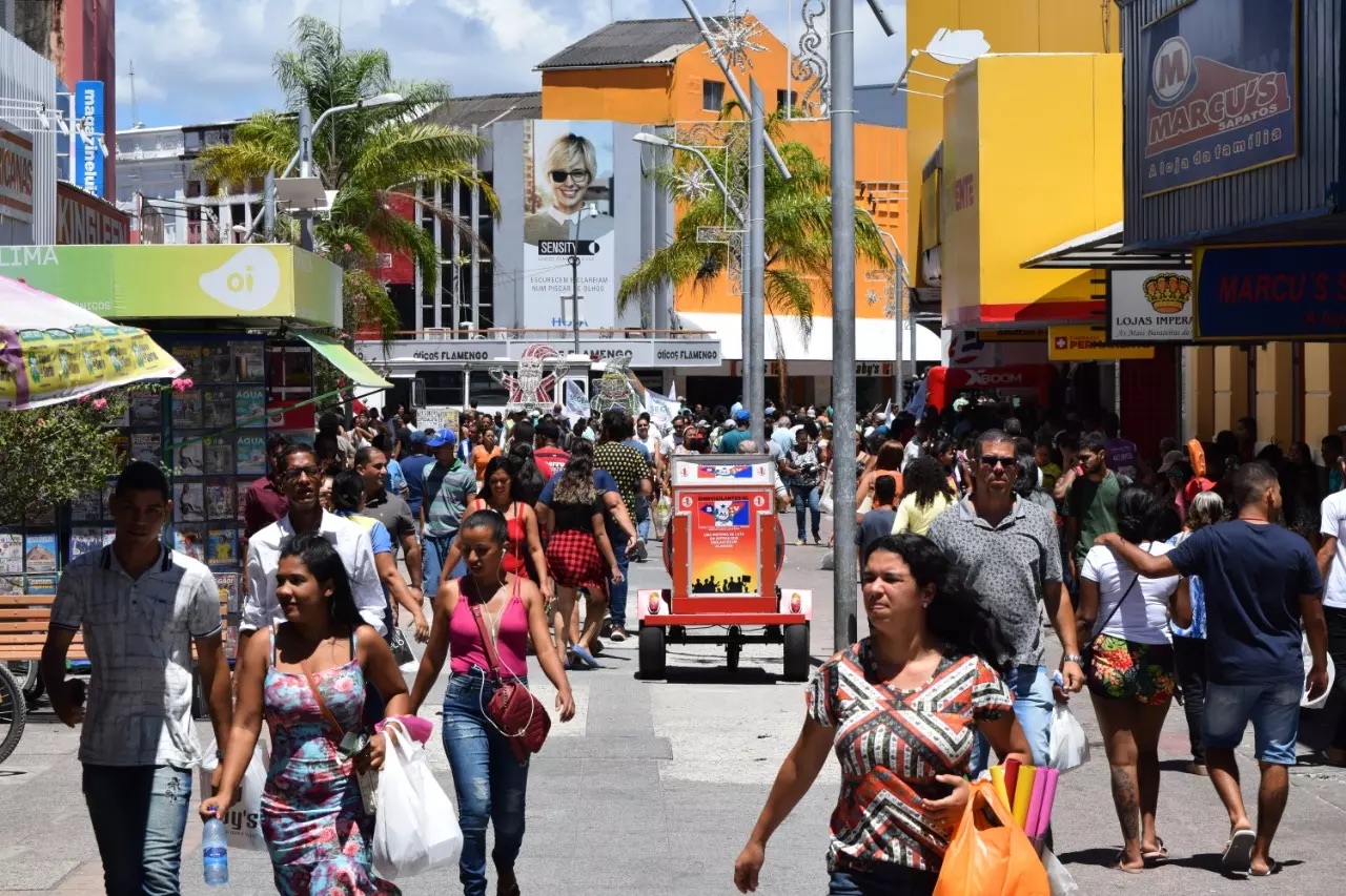 FLAGRANTE NO CENTRO DE MACEIÓ: MULHER É PRESA APÓS TENTAR FURTAR PRODUTOS EM LOJA