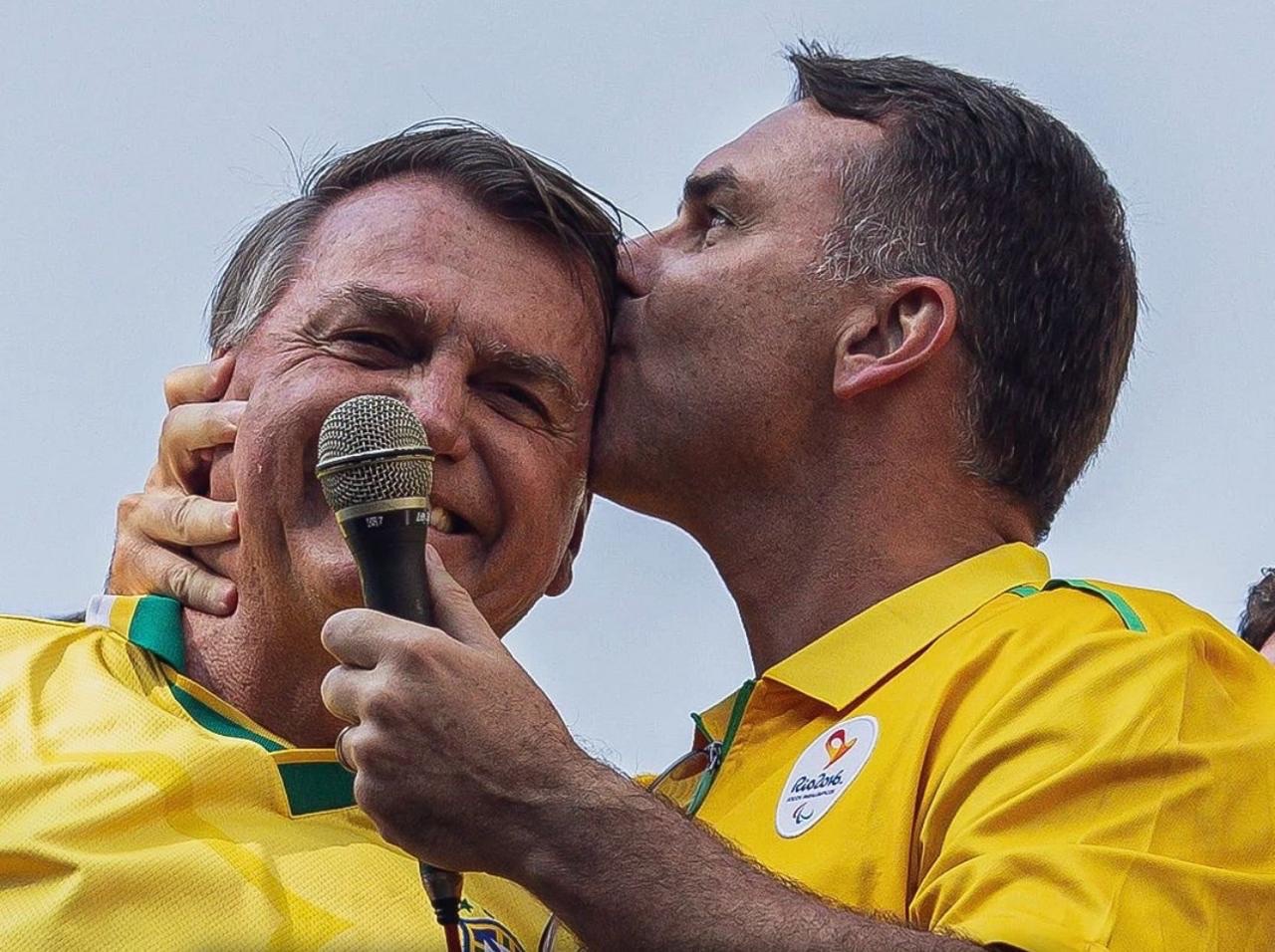 MORAES SUSPENDE VISITAS DE FLÁVIO A JAIR BOLSONARO POR 90 DIAS APÓS DIVULGAÇÃO DE CARTA