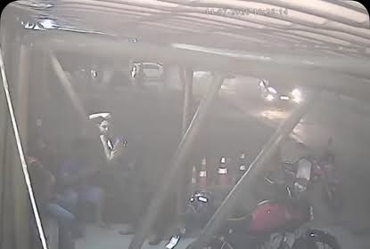 MOTOTAXISTA É EXECUTADO A SANGUE-FRIO EM PONTO DE TRABALHO; CÂMERA FLAGRA AÇÃO DE TRÊS CRIMINOSOS EM CORURIPE