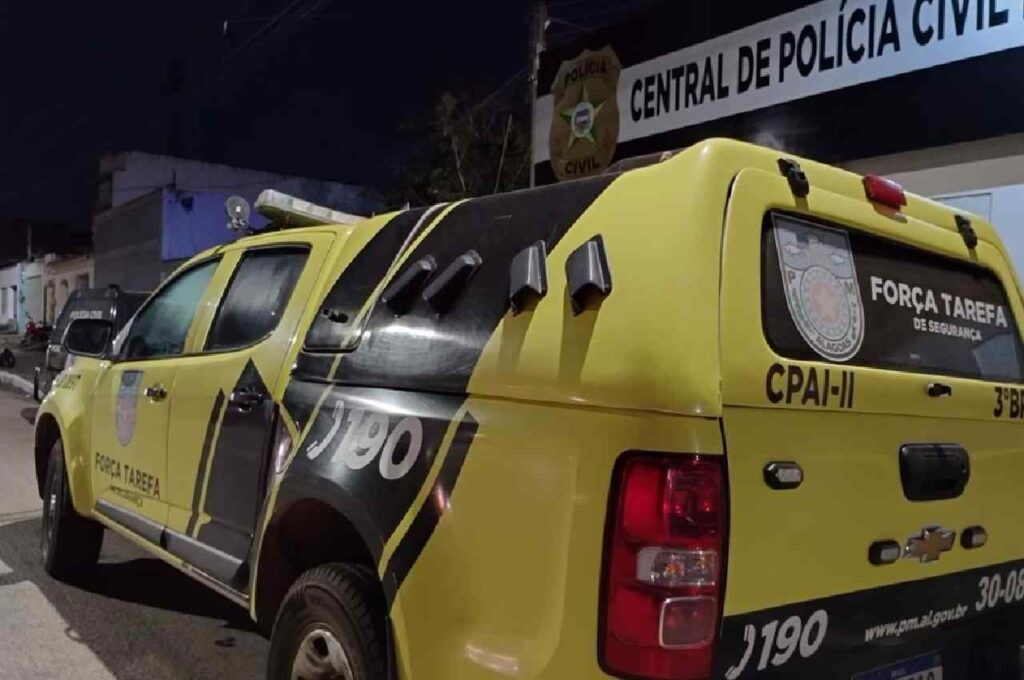 RIFLE CALIBRE .44, DROGAS E MUNIÇÕES SÃO APREENDIDOS; HOMEM É PRESO EM MACEIÓ