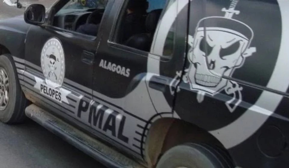FORAGIDO COM MANDADO DE PRISÃO É CAPTURADO DURANTE ABORDAGEM DA PM EM PENEDO