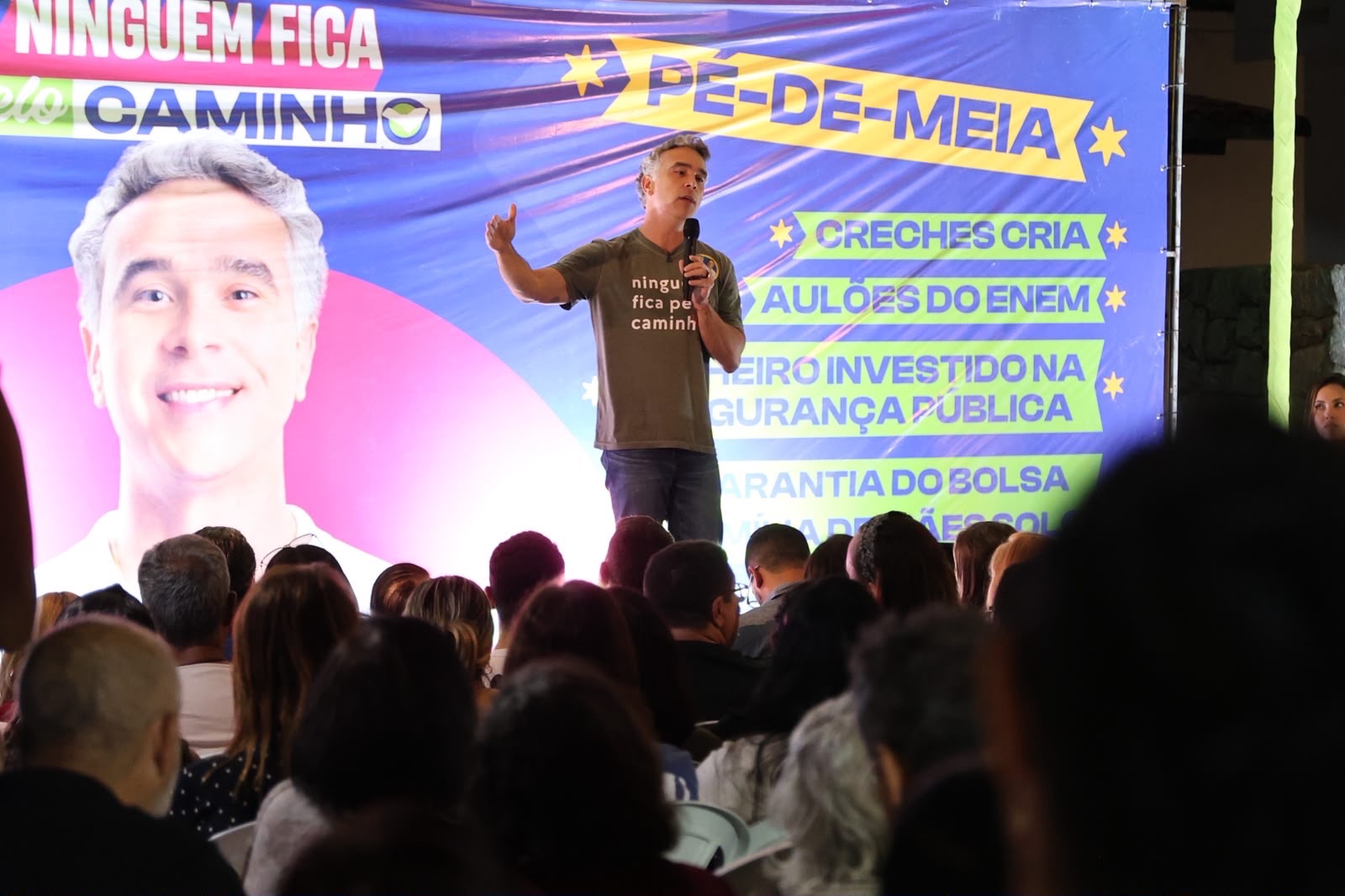 Rafael Brito inaugura comitê ouvindo servidores da educação