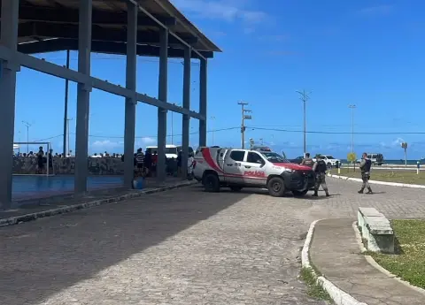 Dois homens são baleados em quadra de esportes na orla