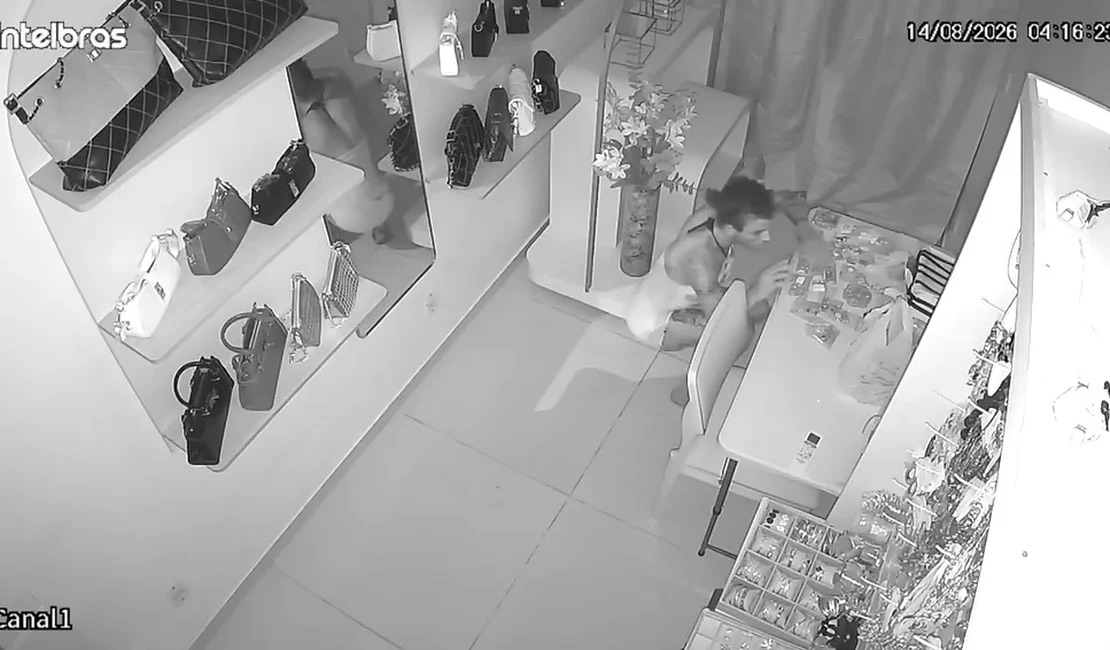 CÂMERAS DE SEGURANÇA FLAGRAM SUSPEITA DURANTE FURTO EM ESTABELECIMENTO NO TRAPICHE DA BARRA