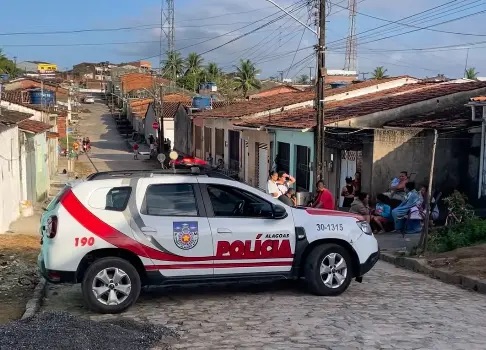 IRMÃOS DE 15 E 17 ANOS SÃO EXECUTADOS A TIROS DENTRO DE CASA EM MURICI