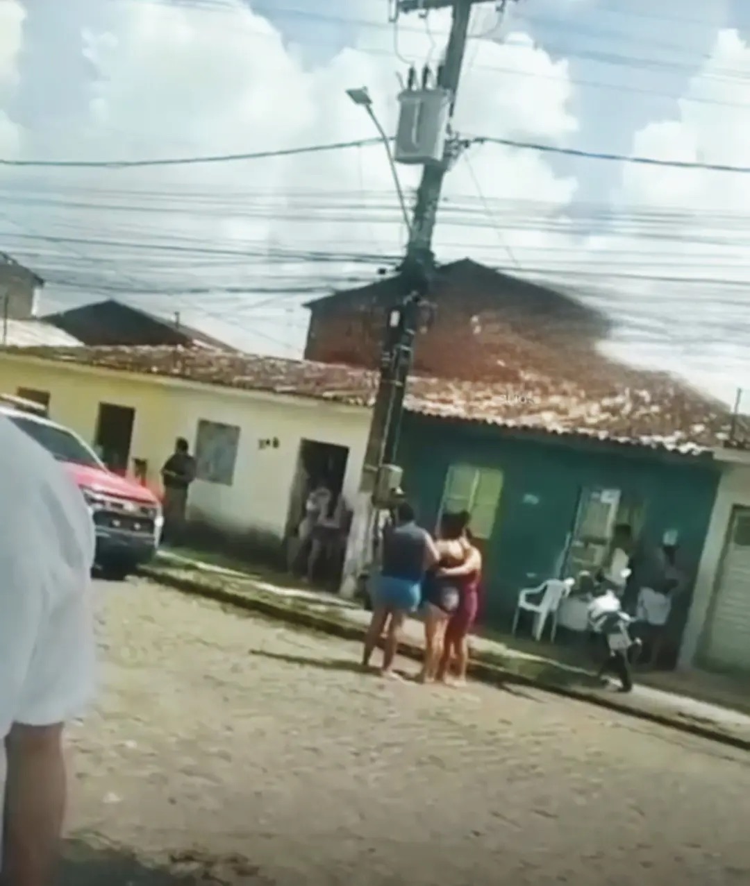 CASA É INVADIDA E HOMEM É EXECUTADO A TIROS NO CLIMA BOM, EM MACEIÓ