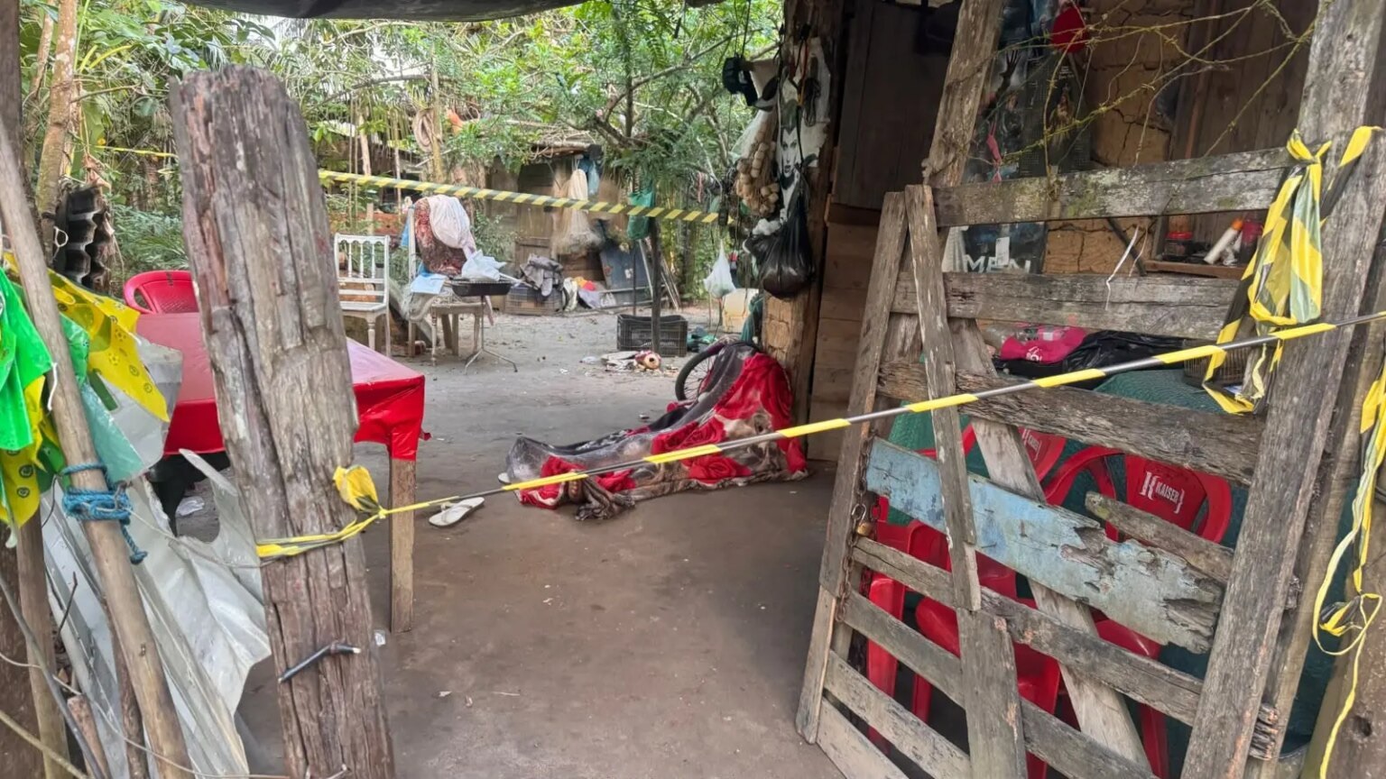 JOVEM É EXECUTADO A TIROS APÓS ATIRADORES CHEGAREM DE BARCO EM SANTA LUZIA DO NORTE